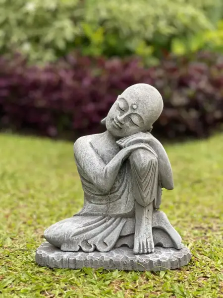 Product image 1 of the product “Amal - Buddha relax - left knee up. 25cm H | cast stone ”